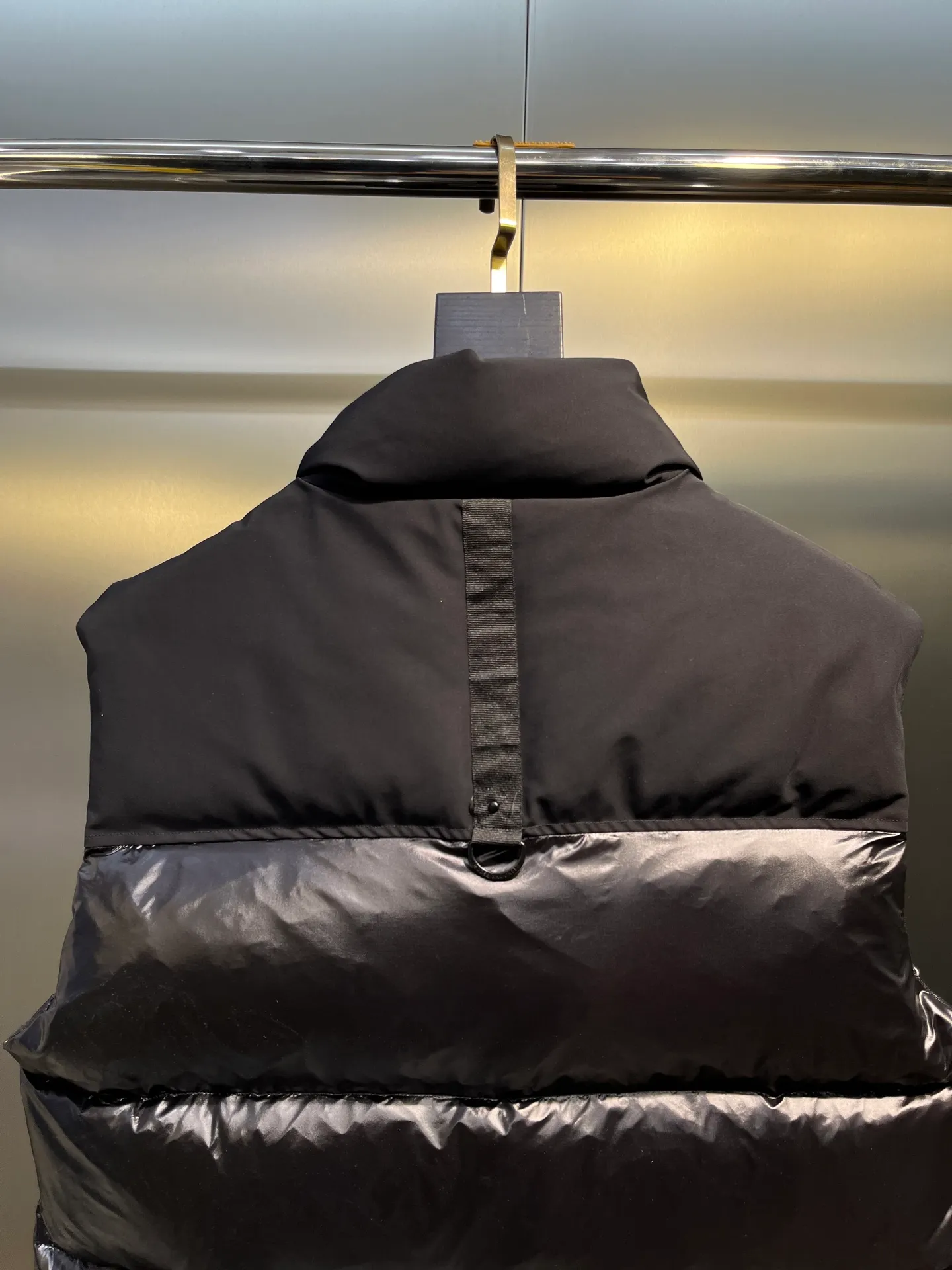 P600 Canadian vest Moose Knules🌟 has always been recognized as the warmest down jacket. Various Instagram celebrities, Internet celebrities, and celebrities often wear it for street photos. But I still can't get rid of my love for you. No matter how cold the days are, there is no need to be afraid, because there is! Filled with 90% white duck down, it is the legendary warmest down jacket and is known as a must-have for Arctic outdoor sports! The most popular down jacket in the world, celebrities are rushing to buy it, it is a must-have! Unisex size: s-xxl